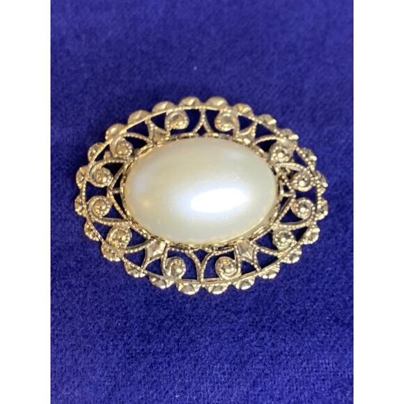 Goldtone Filigree Brooch Pin Oval Faux Pearl - Picture 2 of 8